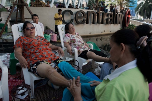 Massage chân đắt khách trong cuộc biểu tình của người Thái