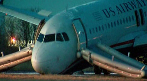 Máy bay Mỹ nổ lốp khi cất cánh, hành khách an toàn