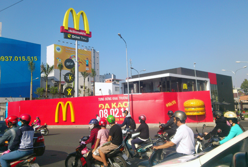 McDonald’s hoàn thành cửa hàng đầu tiên tại Việt Nam