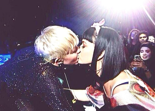 Miley Cyrus hôn Katy Perry trong đêm nhạc