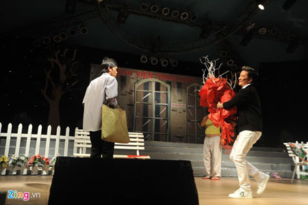Mr Đàm gây bất ngờ cho Hoài Linh trên sân khấu