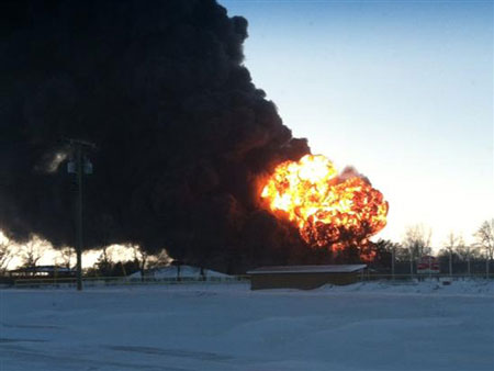 Mỹ: Tàu chở dầu trật bánh gây cháy nổ dữ dội