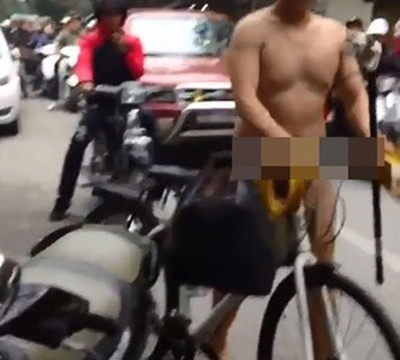 Náo loạn vì trai trẻ khỏa thân dắt xe đạp trên phố Hà Nội
