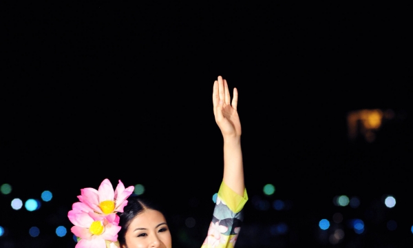 Ngọc Hân dịu dàng cùng sen trong đêm bế mạc Festival Huế 2014