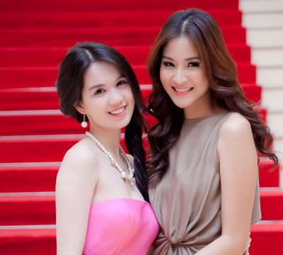 Ngọc Trinh hồng rực bên Hoa hậu Thái Lan