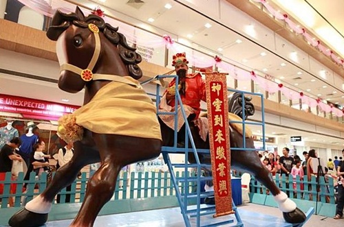 Ngựa bập bênh lớn nhất Singapore