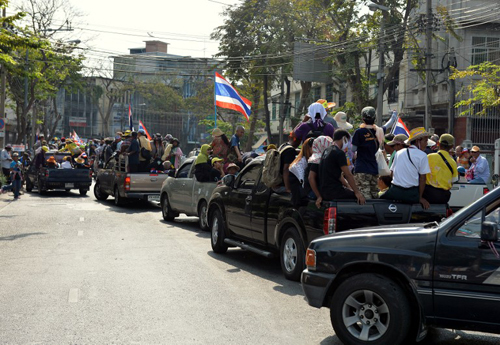 Người biểu tình kéo 200 ôtô đi tìm thủ tướng Thái