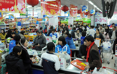 Người dân đổ tới siêu thị sắm Tết