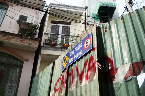 Người dân nơm nớp trong dãy nhà dọa sập ở Sài Gòn