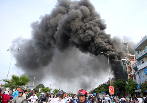 Người dân tham gia dập đám cháy tiệm sơn