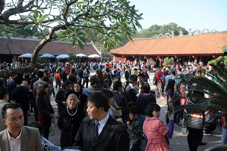 Người Hà Nội đổ về Văn Miếu ngày đầu năm