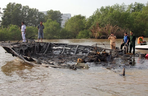 Nguy cơ dầu tràn sông Sài Gòn vì tàu cánh ngầm cháy