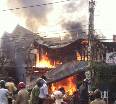 Nhà chủ tịch huyện bị cháy như đuốc