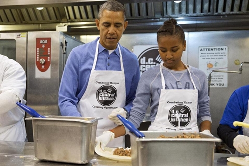Nhà Obama làm bánh cho người vô gia cư
