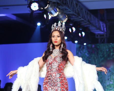 Nhà thiết kế Việt khoe bộ sưu tập váy dự tiệc đính đá