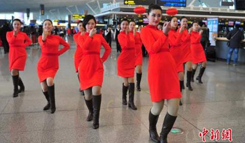 Nhân viên hàng không nhảy Flash mob mừng Năm mới