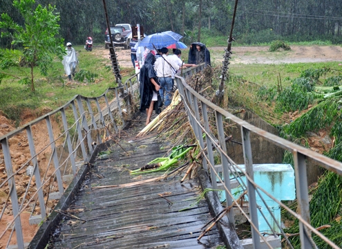 Nhiều cầu treo ở miền Trung có nguy cơ đổ sập