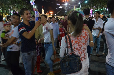 Nhiều du khách bị móc túi, cướp giật ở đường hoa Nguyễn Huệ