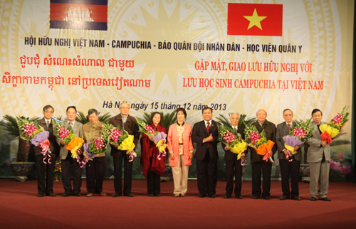 Nhiều gia đình Việt nhận đỡ đầu lưu học sinh Campuchia