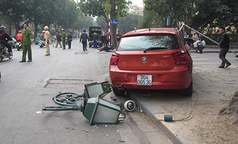 Nữ tài xế lái BMW húc đổ cột đèn giữa phố Hà Nội