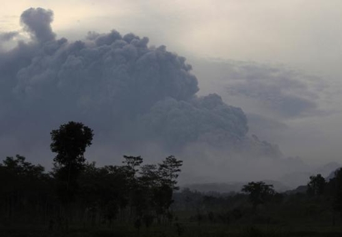 Núi lửa Indonesia phun trào, 200.000 người sơ tán