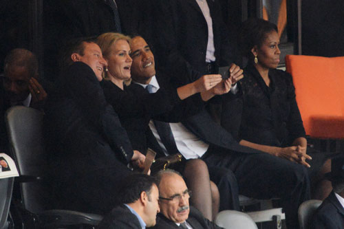 Obama chụp ảnh tươi cười trong lễ tưởng niệm Mandela