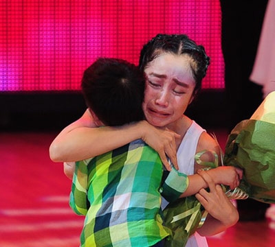 ‘Ốc’ Thanh Vân rơi nước mắt khi được con trai tặng hoa