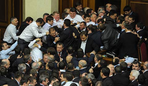 Ông nghị Ukraina lại ẩu đả giữa quốc hội