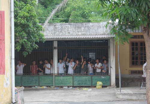 Phá trường gà tại Nghệ An, tạm giữ gần 100 người