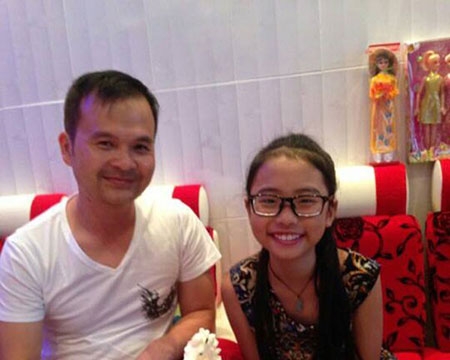 Phương Mỹ Chi đón sinh nhật giản dị bên ba nuôi Quang Lê