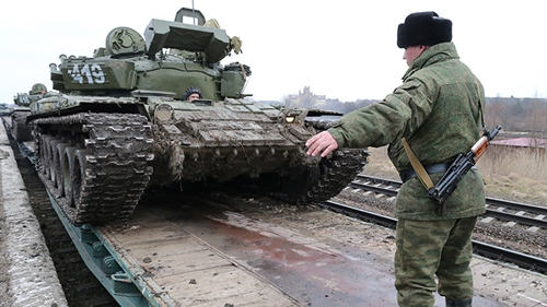 Putin điều quân tập trận gần Ukraine về căn cứ