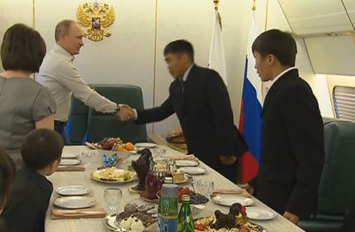 Putin mời người dân lên chuyên cơ