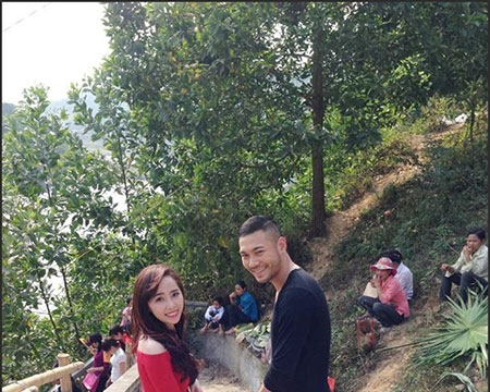 Quỳnh Nga nắm tay bạn trai người mẫu đi chùa cầu may