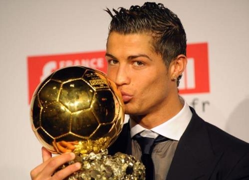Rò rỉ thông tin Ronaldo đoạt Quả bóng vàng 2013                                                   Vợ cũ Maxi Lopez đưa con sang Italy sống với bồ trẻ
