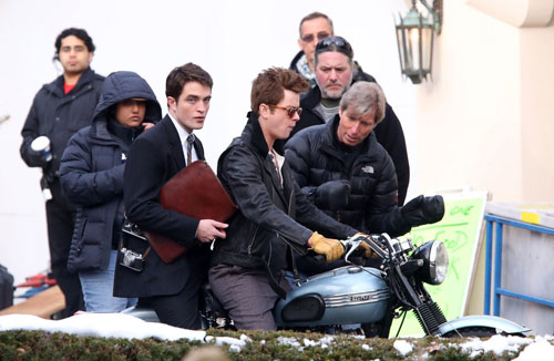Robert Pattinson thích thú ngồi môtô