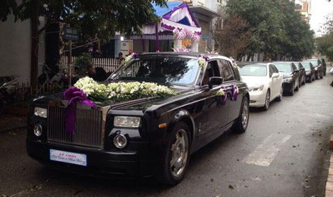 Rolls-Royce Phantom dẫn đầu đoàn siêu xe rước dâu ở Thái Bình
