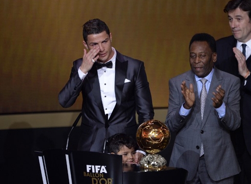 Ronaldo đoạt Quả Bóng Vàng FIFA 2013                                                   Nửa yêu thương của 3 ứng viên Quả bóng vàng