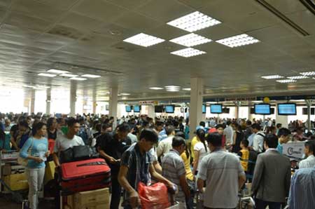 Sân bay Tân Sơn Nhất chật kín người đến làm thủ tục