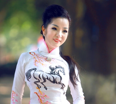 Sao Việt rực rỡ áo dài du xuân