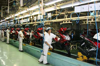Sắp bị cấm, DN vẫn mở rộng sản xuất xe máy