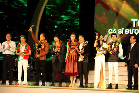 Showbiz Việt: Ca sĩ chạy đua “mùa giải thưởng”