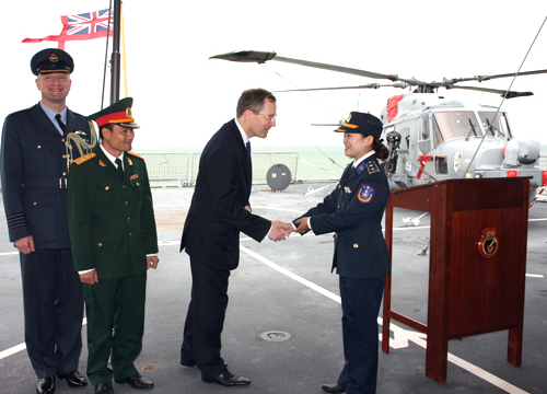 Sĩ quan Việt Nam nhận bằng tiếng Anh trên chiến hạm HMS Daring
