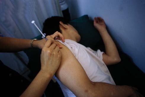Sợ lây HIV vì tay dính máu của người nghiện ma túy