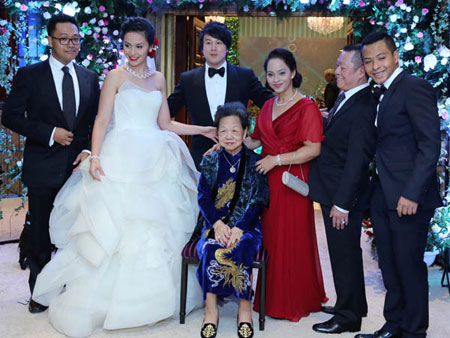 Soi váy cưới Vera Wang trăm triệu của vợ Thanh Bùi