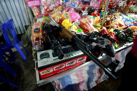 Súng bắn đạn nhựa bày bán công khai tại chùa Hương