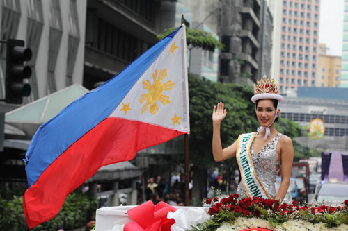Tân Hoa hậu Quốc tế ngồi xe hoa diễu phố