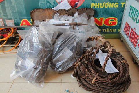 Tặng bộ đồ nghề của vua săn voi Ama Kông