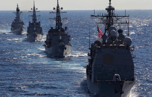 Tàu chiến Mỹ, Trung suýt va chạm trên Biển Đông