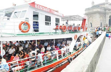 Tàu du lịch lật ở Ấn Độ, 21 người chết