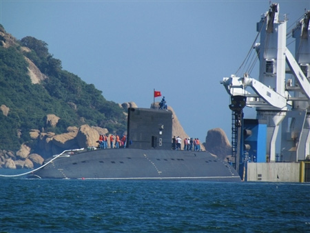 Tàu ngầm Hà Nội tiến vào quân cảng Cam Ranh